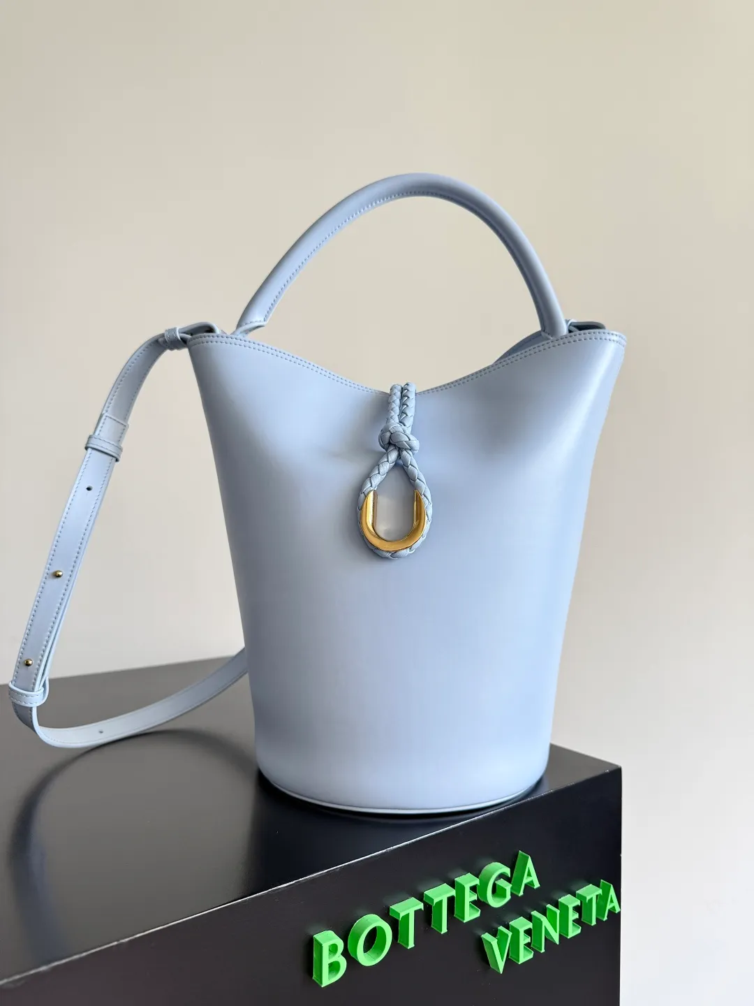 Batch 1880 BOTTEGA VENETA 2025 new women's LIBERTA small bucket bag The wind of "freedom" is still blowing towards summer🫧Unique bag shape and large enough capacity. This kind of small bag has always been very popular in summer. It can easily store essential items such as sunscreen and mini 5-fold umbrella when carrying it when going out. It uses braided knots and horseshoe buckle shapes. The metal ring is used for opening and closing, and the classic weaving is only used as an embellishment here, giving way to the simplicity of all-leather. It is a true combination of innovation and classics. It is also equipped with a detachable long shoulder strap. Friends who don’t like to carry it on the shoulder can only buy this bag and have more choices. Style number: 806038 Size: 30*18*18cm